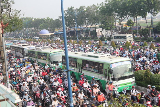 Đến 8g cùng ngày, sau hơn 2 tiếng rưỡi sau vụ tai nạn, đường Trường Chính bị kẹt xe nghiêm trọng