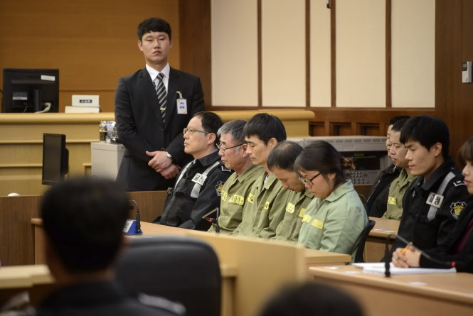 Thuyền trưởng Lee Jun-Seok (bị cáo đeo kính) cùng các thủy thủ phà Sewol nghe phán quyết tại tòa  - Ảnh: Reuters