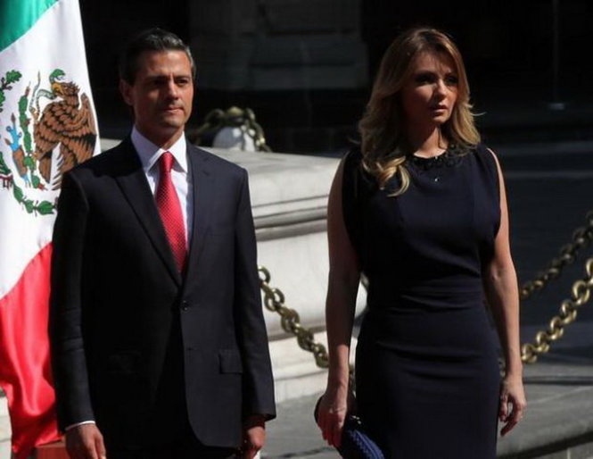 Tổng thống Mexico Enrique Pena Nieto và đệ nhất phu nhân Angelica Rivera, một cựu ngôi sao truyền hình. Uy tín cả hai đang suy giảm vì dự án xây đường sắt cao tốc và vụ thảm sát sinh viên Ảnh: Daily Mail