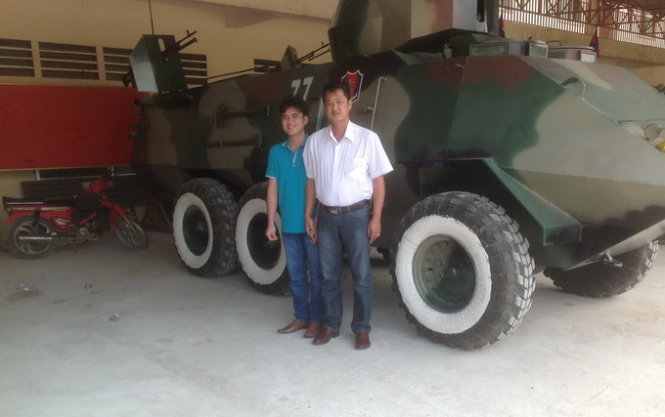 Hai cha con ông Trần Quốc Hải (nông dân chế tạo máy bay ở Tân Châu, Tây Ninh) bên chiếc xe bọc thép mới chế tạo - Ảnh do gia đình cung cấp
