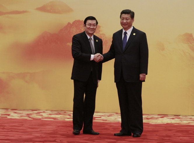 Chủ tịch nước Trương Tấn Sang và Tổng Bí thư, Chủ tịch nước Trung Quốc Tập Cận Bình bắt tay trước khi bước vào phiên họp kín của lãnh đạo các nền kinh tế APEC ngày 11-11 - Ảnh: V.V.Thành
