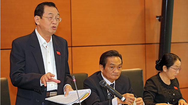 Đại biểu Huỳnh Thành Lập và Trần Du Lịch (TP.HCM) đề nghị thành lập bộ quản lý biển - Ảnh: Việt Dũng