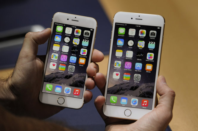 Ảnh thực tế iPhone 6 (trái) và iPhone 6 Plus màn hình lớn 5,5-inch (phải) - Ảnh: TIME