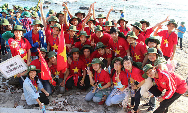 Tự hào về Tổ quốc là điều mà mỗi người trẻ luôn ghi khắc trong tim mình. Sinh viên tham gia Hành trình biển đảo Tổ quốc năm 2013 do Trung ương Hội Sinh viên VN tổ chức tại đảo Lý Sơn (Quảng Ngãi) - Ảnh: Ph.Tuấn
