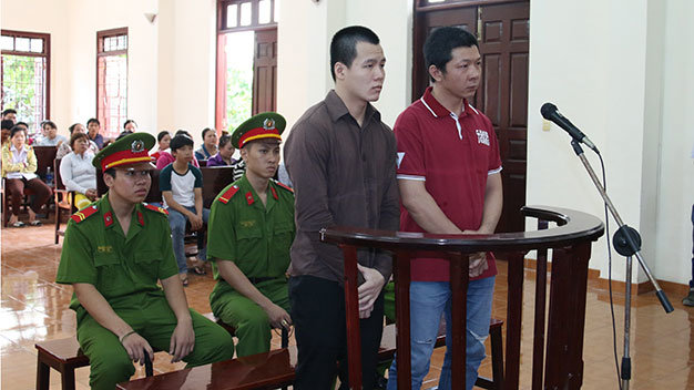 Bị cáo Lê Thanh Bằng (bìa phải) và Võ Văn Tòng nghe tòa tuyên án - Ảnh: Tiến Long