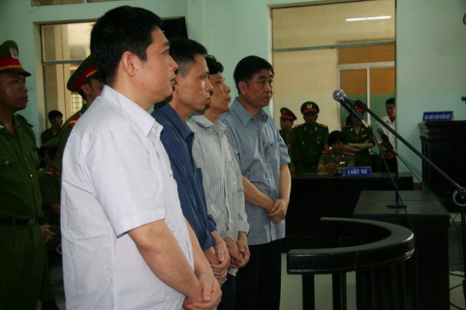 Bốn bị cáo đang nghe tòa sơ thẩm TAND tỉnh Khánh Hòa tuyên án vào chiều 13.11.2014. Ảnh: Phan Sông Ngân