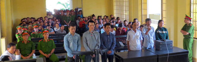 Quang cảnh hội trường xét xử TAND huyện Vạn Ninh trong buổi tuyên án - Ảnh: DUY THANH