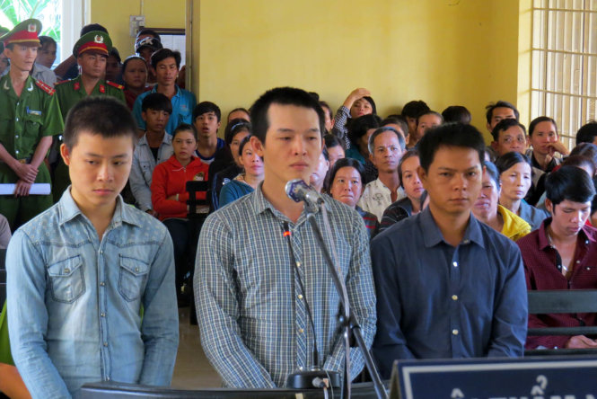 Ba bị cáo (từ trái sang): Lê Tấn Khỏe, Lê Minh Phát, Lê Ngọc Tâm nghe tòa tuyên án - Ảnh: DUY THANH