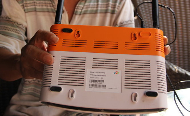Chỉ một số loại modem bị tấn công. Trong ảnh là modem của một khách hàng của FPT ghi thiết bị này được sản xuất tại Trung Quốc. ẢNH: BÁ SƠN