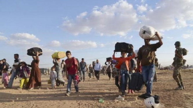 Người Kurd tại Syria tị nạn qua biên giới Thổ Nhĩ Kỳ - Ảnh: Reuters