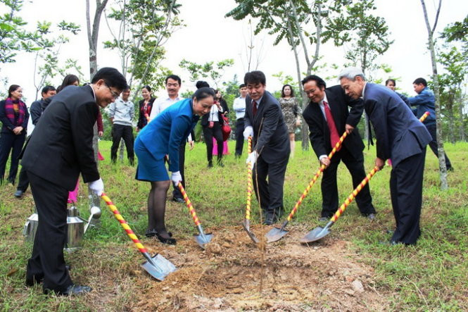 Lãnh đạo tỉnh Nghệ An cùng các đại biểu trồng 20 cây hoa anh đào tại Quảng trường Hồ Chí Minh - Ảnh: Ngân Phạm