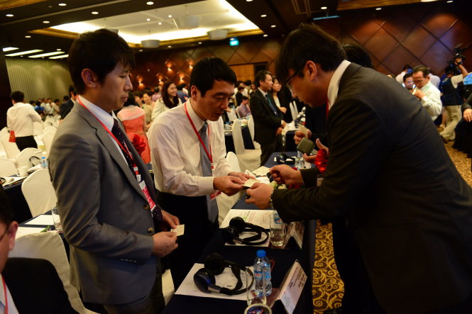 Các doanh nghiệp trao đổi trước giờ khai mạc hội thảo xúc tiến hợp tác đầu tư phát triển thị trường nông sản VN và Nhật Bản - Ảnh: Quang Định