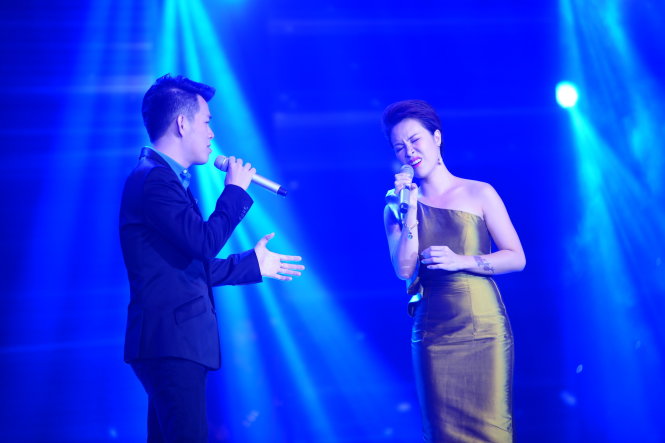 Ca sĩ Uyên Linh – Hồ Trung Dũng song ca cùng nhau ca khúc Make you feel my love  - Ảnh: Quang Định