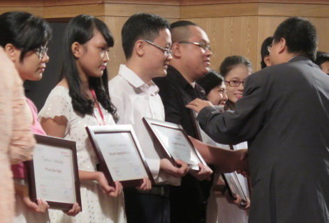 Đại diện Toyota trao học bổng cho các học sinh sinh viên chiều 17-11 - Ảnh: Q.N