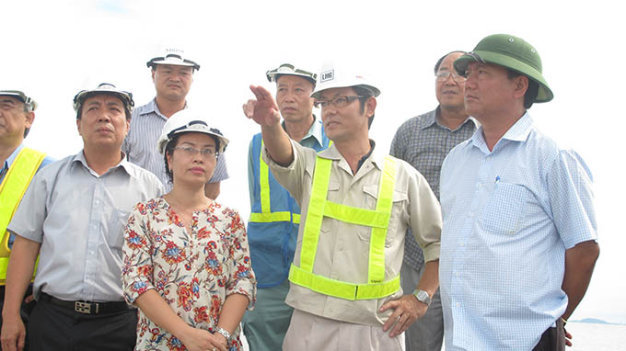 Bộ trưởng Đinh La Thăng (bìa phải) kiểm tra tiến độ thi công đường cao tốc Hà Nội - Hải Phòng - Ảnh: T.Hoàng