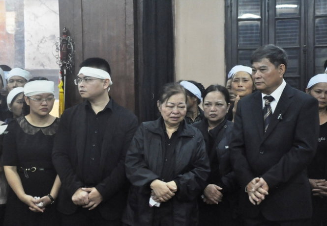 Người thân khóc nghẹn trước tang lễ  chị Minh và 2 con - Ảnh: QUANG THẾ