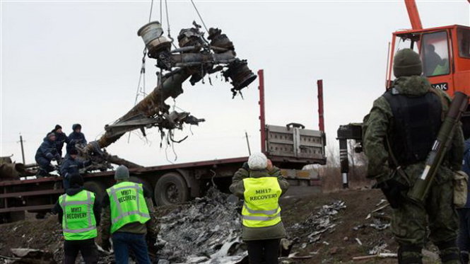 Thành viên nhóm chuyên gia người Hà Lan giám sát quá trình tháo dỡ và di dời mảnh vỡ MH17 - Ảnh: AFP