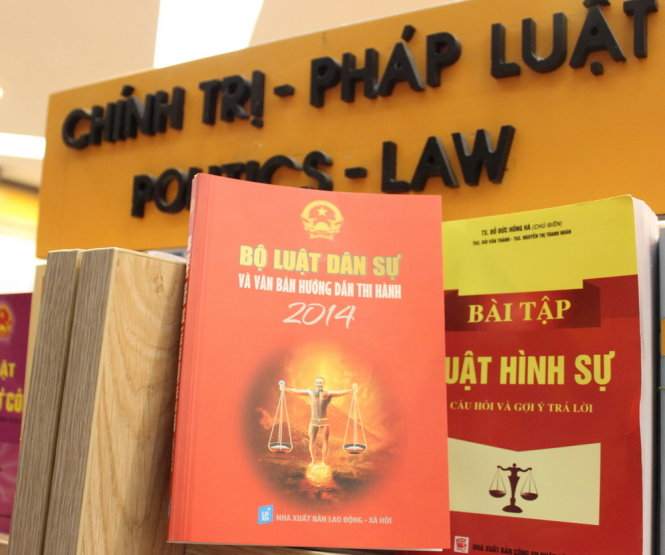Cuốn sách Bộ luật dân sự và văn bản hướng dẫn thi hành 2014 được bày bán tại quầy sách chính trị - pháp luật của nhà sách Phương Nam, Q.Gò Vấp, TP.HCM (ảnh chụp ngày 12-11) - Ảnh: Mai Hoa