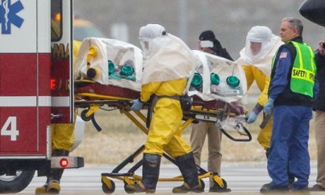 Đội nhân viên y tế đặc biệt đưa bác sĩ Marti  Salia lên xe cấp cứu ngay sau khi ông được chuyển bằng máy bay đến Nebraska- Ảnh: Reuters