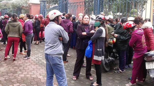 Tiểu thương chợ Bến Thủy tập trung rất đông trước trụ sở UBND TP Vinh - Ảnh: Cảnh Phúc