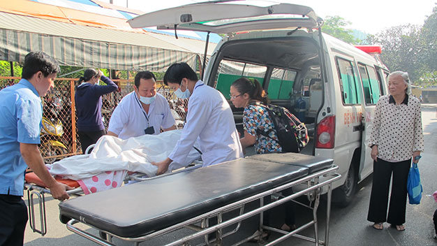 Bà N. được chị Hà đưa đến khám ở Bệnh viện Thống Nhất bằng xe cấp cứu - Ảnh: Thùy Dương