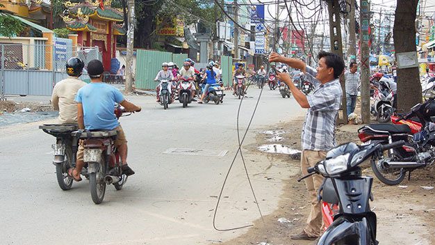 Người dân cắt dây cáp để bớt gây nguy hiểm cho người đi đường