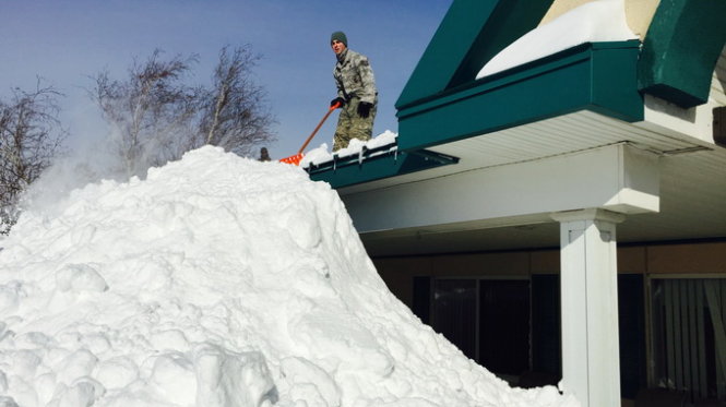 Một binh sĩ Mỹ đang dọn tuyết tại một căn cứ ở New York  Ảnh:AFP