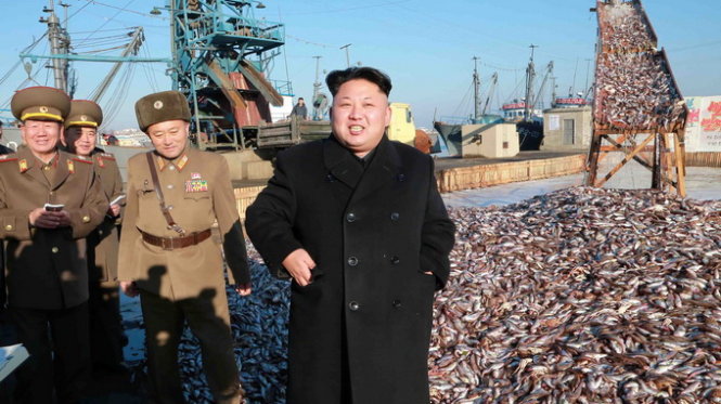 Lãnh đạo CHDCND Triều Tiên Kim Jong Un đi thị sát làng nghề cá - Ảnh:AFP