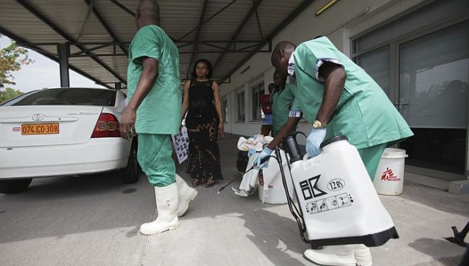 Nhân viên y tế ở CH Congo tẩy trùng một khu vực từng có người nhiễm Ebola - Ảnh: Reuters