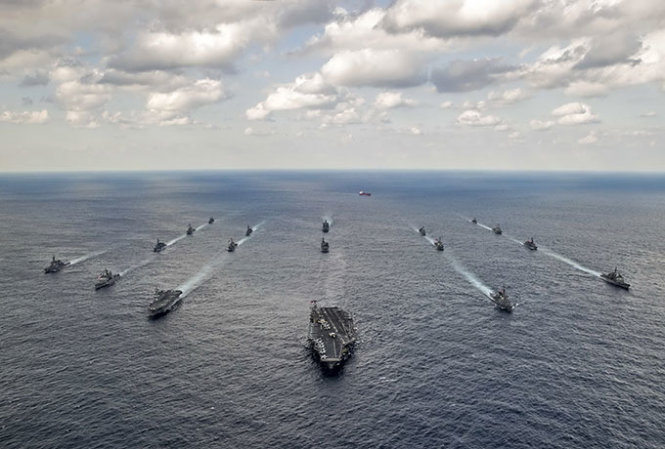 Hạm đội tàu chiến Mỹ và Nhật di chuyển theo đội hình trong cuộc tập trận - Ảnh: Reuters