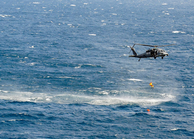 Trực thăng quân sự Mỹ diễn tập cứu hộ trên biển Ảnh: Navy.mil