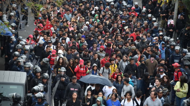 Người dân Mexico City biểu tình hôm 20-11 -  Ảnh:AFP