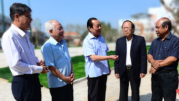Bí thư Thành ủy TP.HCM Lê Thanh Hải (thứ ba từ trái sang) trao đổi về mẫu tượng đài Bác Hồ sáng 20-11 - Ảnh: Q.Định