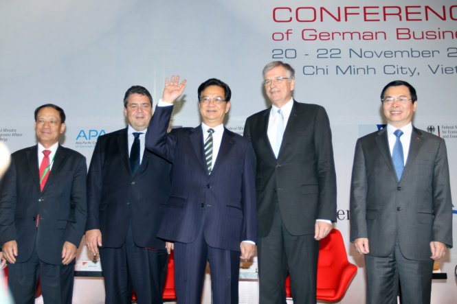 Thủ tướng Nguyễn Tấn Dũng cùng Bộ trưởng Bộ Kinh tế và năng lượng Đức Sigmar Gabriel (thứ hai từ trái qua) tại hội nghị châu Á - Thái Bình Dương sáng 21-11 - Ảnh: Thanh Thanh