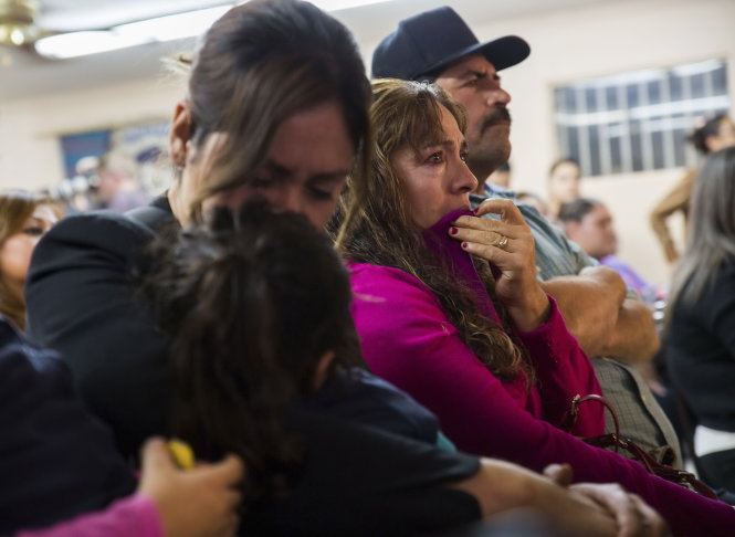 Một gia đình người nhập cư bất hợp pháp ở Phoenix, Arizona nghẹn ngào xúc động khi nghe bài phát biểu của ông Obama qua truyền hình - Ảnh: Reuters