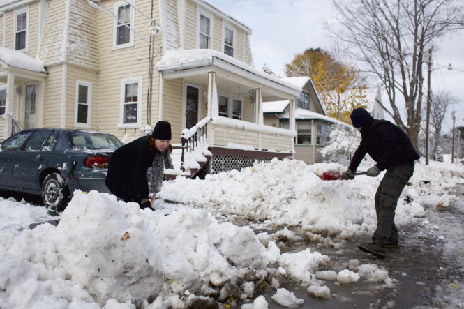 Người dân xúc tuyết trên một con phố tại Bangor, Maine - Ảnh: Reuters