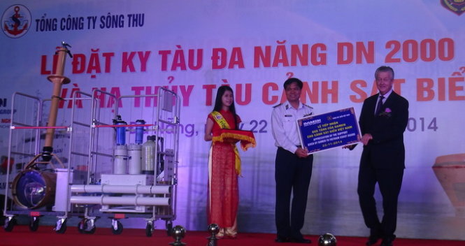 Ông  Kommer Damen - Chủ tịch tập đoàn Damen (Hà Lan) đã trao tặng cho Bộ tư lệnh CSB Việt Nam 2 hệ thống đèn pha công suất lớn cùng 4 máy lọc nước biển tại lễ đặt ky tàu - Ảnh: Đ.Nam