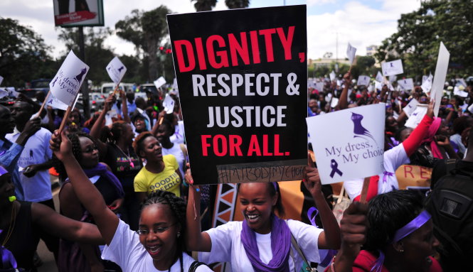 Phụ nữ Kenya biểu tình ở Nairobi phản đối nạn bạo hành - Ảnh: AFP