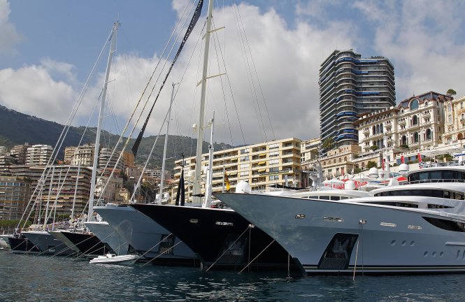 Du thuyền của các đại gia đậu ở cảng Monaco, Pháp - Ảnh: Reuters