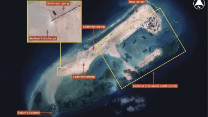 Ảnh vệ tinh chụp hôm 14-11 cho thấy Trung Quốc vẫn tiến hành xây trái phép ở bãi Chữ Thập, có thể đang xây sân bay - Ảnh: IHS Jane’s