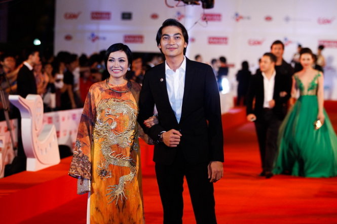 Phương Thanh sánh bước cùng Khương Ngọc trên thảm đỏ liên hoa phim quốc tế Hà Nội 