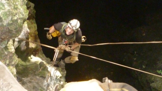 Anh Andy McKenzie đang thám hiểm hang Vực Boom - Ảnh: stuff.co.nz