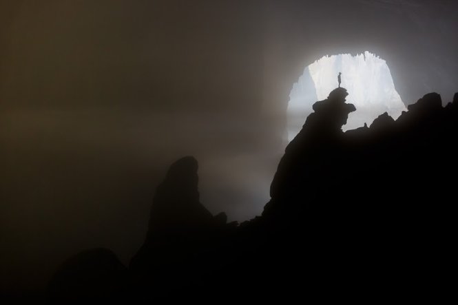 Con người trở nên tí hon khi đứng bên trong hang Sơn Đoòng - Ảnh: Chris Miller