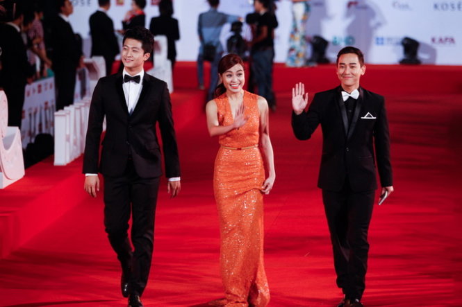 Hoàng Thuỳ Linh cùng với hai bạn diễn Hứa Vĩ Văn (bên trái) và Harry Lu trong phim 