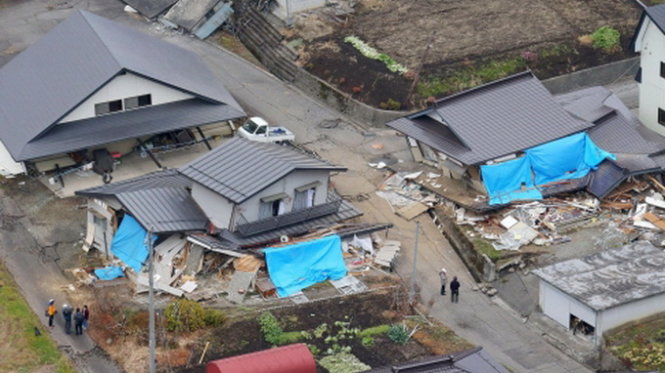 Những ngôi nhà bị sập và hư hỏng sau động đất ở làng Hakuba  Ảnh:Kyodo
