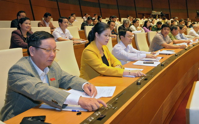 Các đại biểu Quốc hội bấm nút biểu quyết tại hội trường - Ảnh: Hoàng Nam