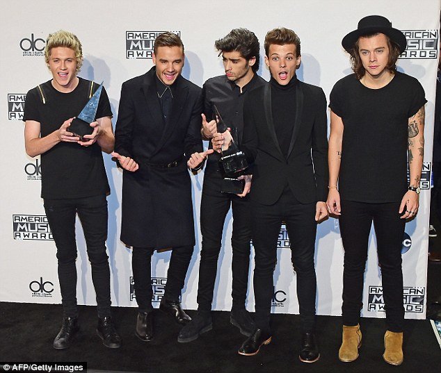Nhóm nhạc One Direction tham dự Lễ trao giải âm nhạc American Music Awards diễn ra ở thành phố Los Angeles hôm 23-11. Ảnh: Daily Mail.