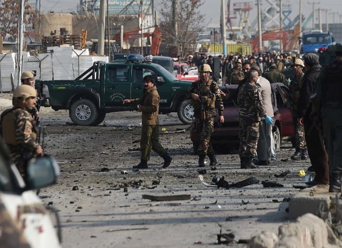 Hiện trường một vụ đánh bom tự sát trên đường Jalalabad- Kabul hôm nay. Ảnh: AFP