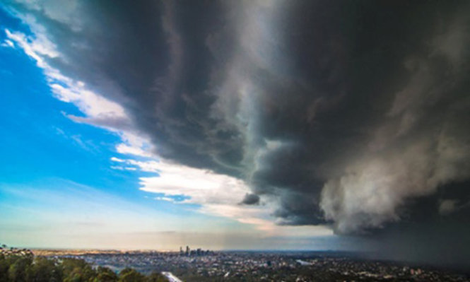  Cơn bão bao trùm thành phố Ảnh: Guardian