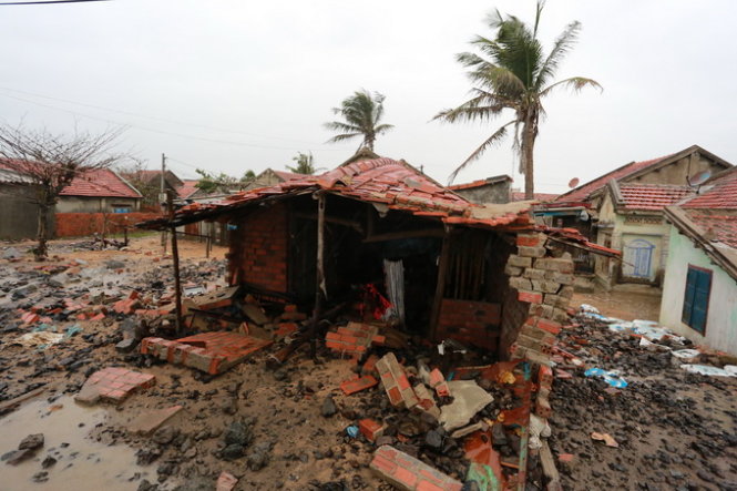 Một căn nhà bỏ hoang sau những đợt triều cường tấn công - Ảnh: Tiến Thành